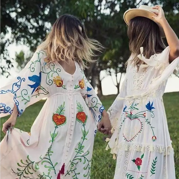 Bea Cali Boho Other - (Last 1) 💗Fleurs et oiseaux bohemian button embroidered kimono dress